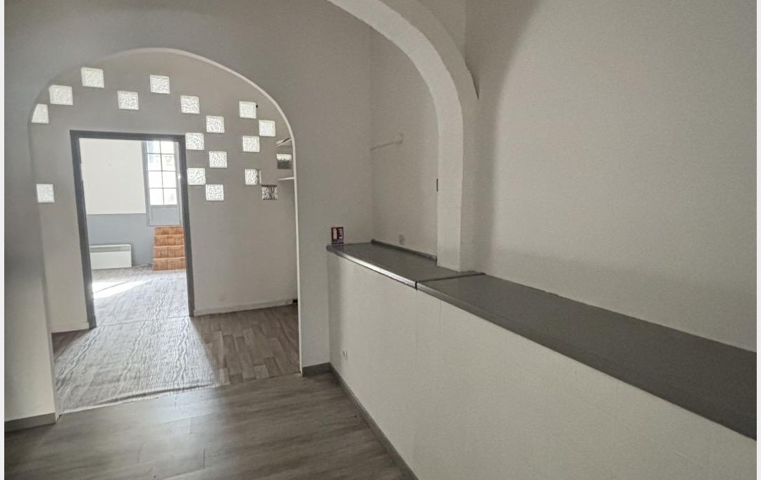 A MEZE IMMOBILIER : Local / Bureau | MEZE (34140) | 60 m2 | 650 € 